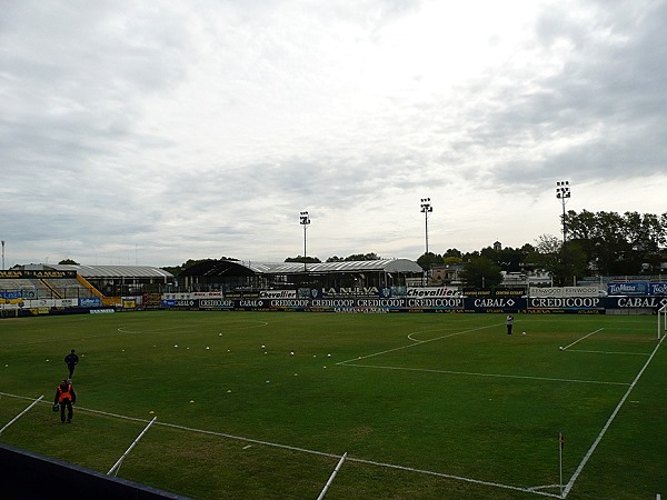 File:Estadio Don León Kolbowsky, del Club Atlético Atlanta..jpg - Wikimedia  Commons